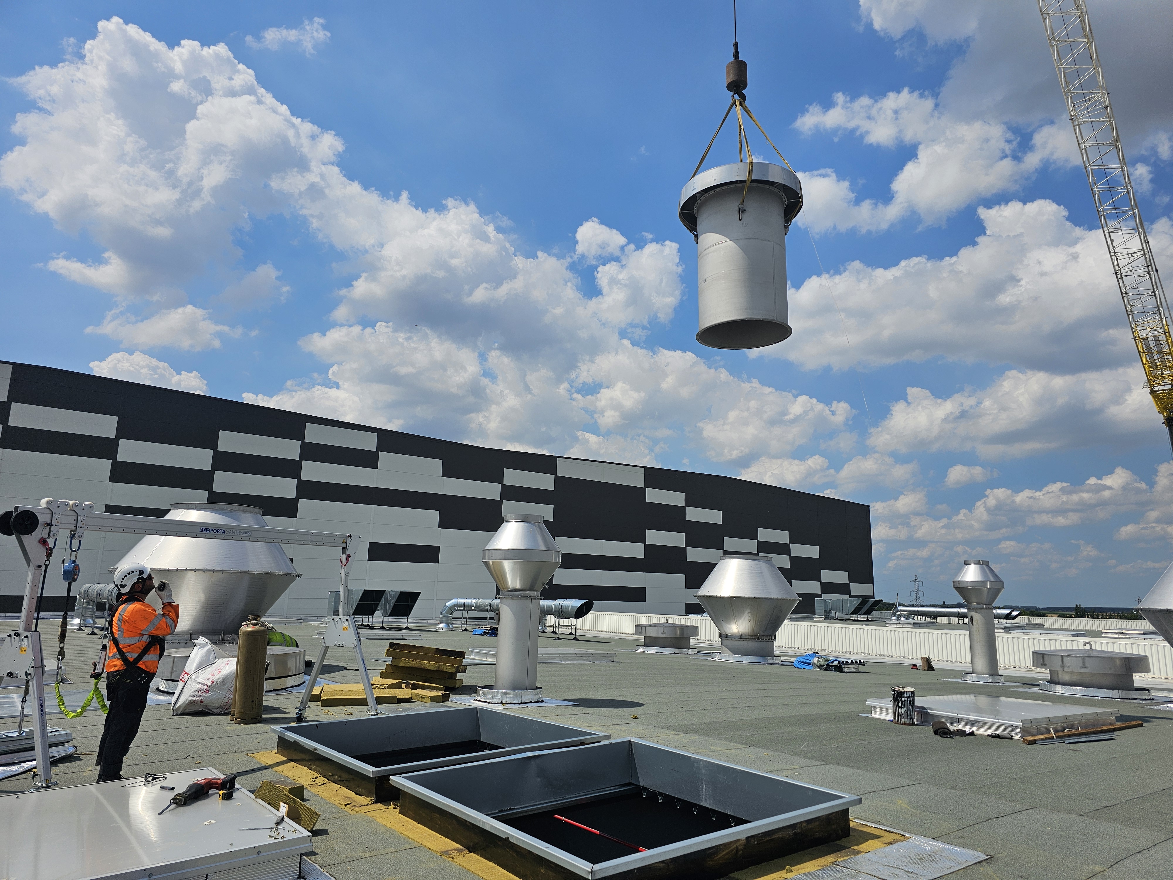 The chimneys were installed using a crane with an enormous boom.