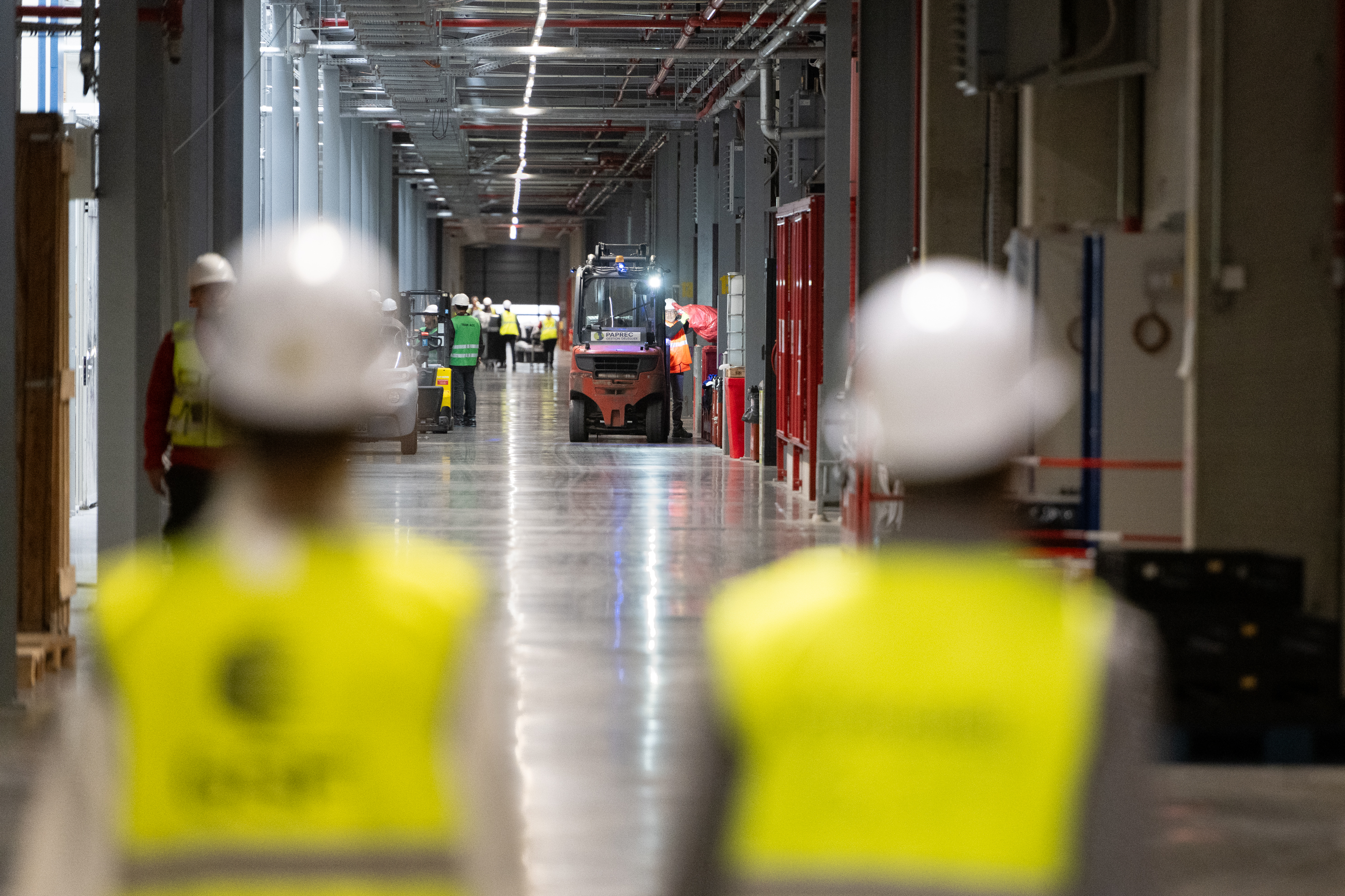 Portrait de deux personnes de dos dans la gigafactory